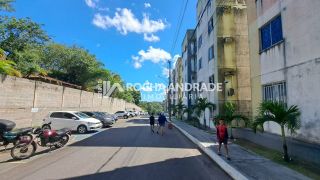 Ótimo Apartamento 2/4, Varanda, Térreo, na Aliomar Baleeiro