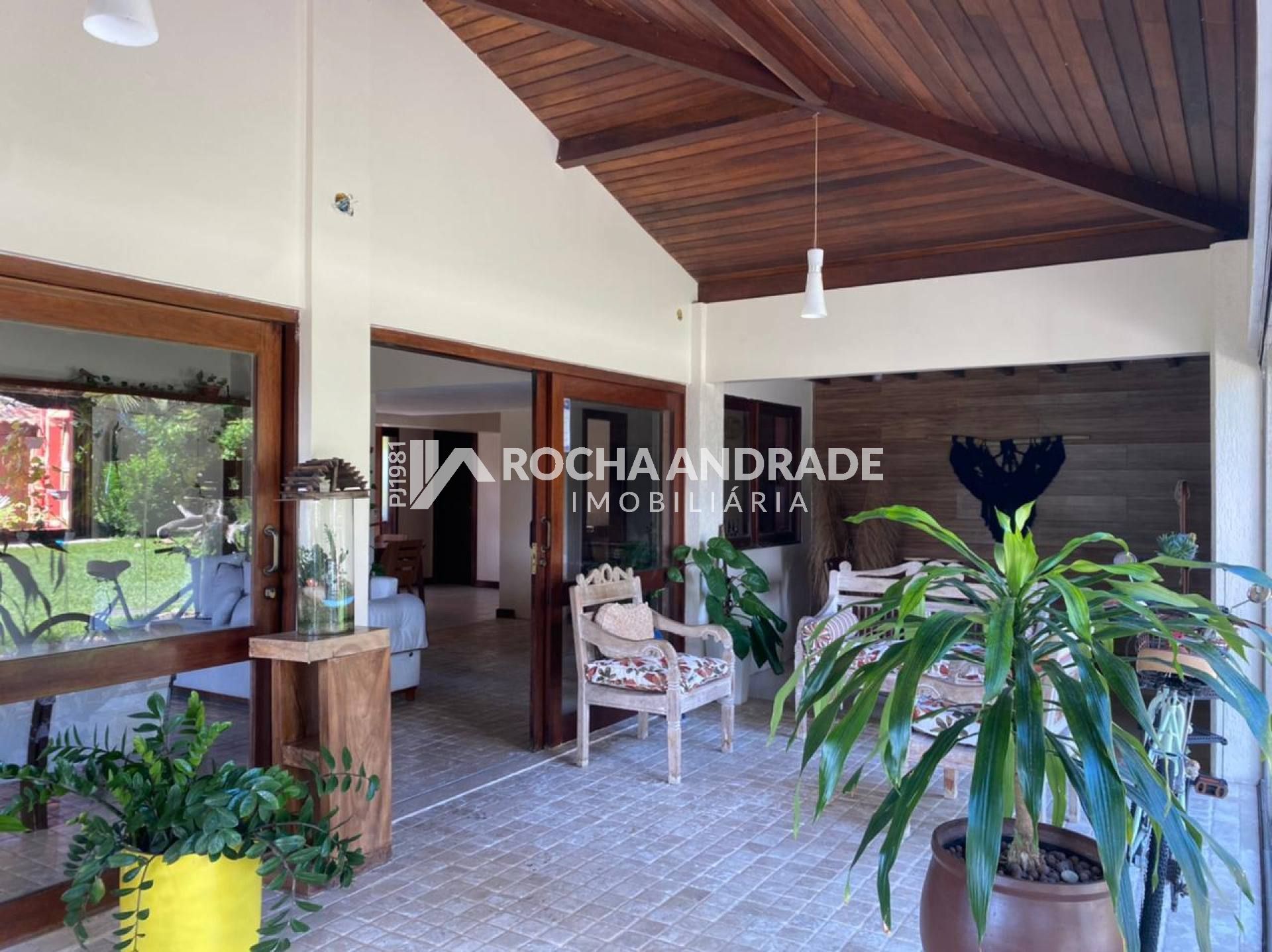 Casa solta em condomínio fechado ampla com área verde.