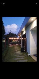 Linda Casa em Condomínio Novo em Aldeia com 5 Suítes