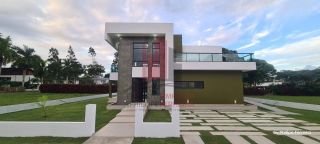 Casa com 4 Suítes em Condomínio em Aldeia