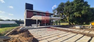 Casa em Construção em Excelente Condomínio com 5 Suítes 310m²