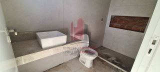 Casa em Construção em Excelente Condomínio com 5 Suítes 310m²