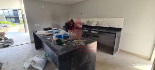 Casa em Construção em Excelente Condomínio com 5 Suítes 310m²