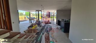 Casa em Construção em Excelente Condomínio com 5 Suítes 310m²