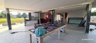 Casa em Construção em Excelente Condomínio com 5 Suítes 310m²