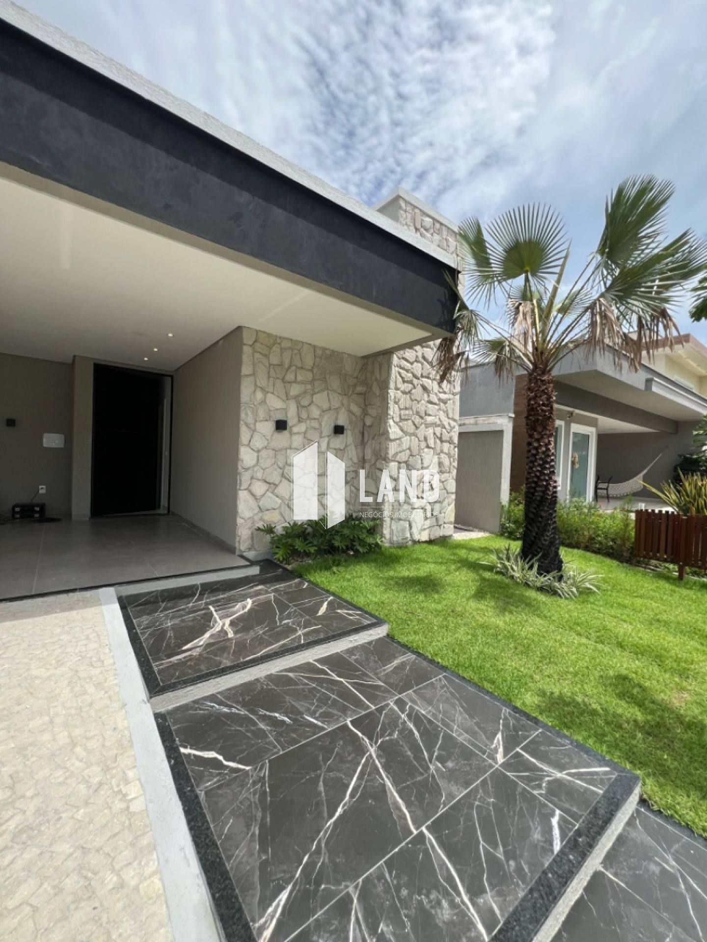 Casa plana em condomínio fechado nascente com 3 quartos (3 suítes), closet, lavabo, sala estar e sala jantar, cozinha, deck com churrasqueira, energia solar, móveis projetados com eletrodomésticos na cozinha, iluminação e paisagismo, 4 vagas de garagem, 1