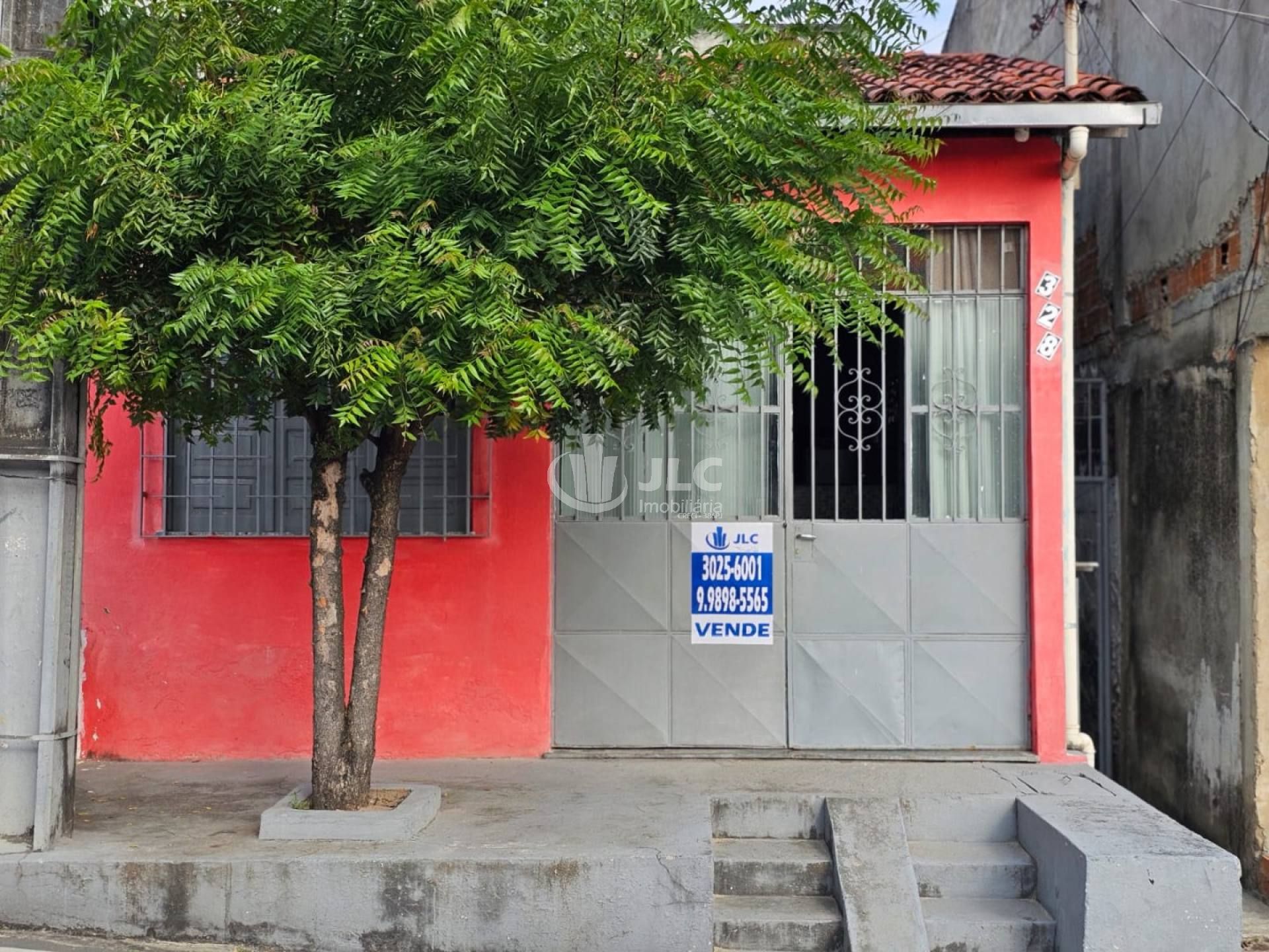 Imóvel com 3 casas no mesmo terreno