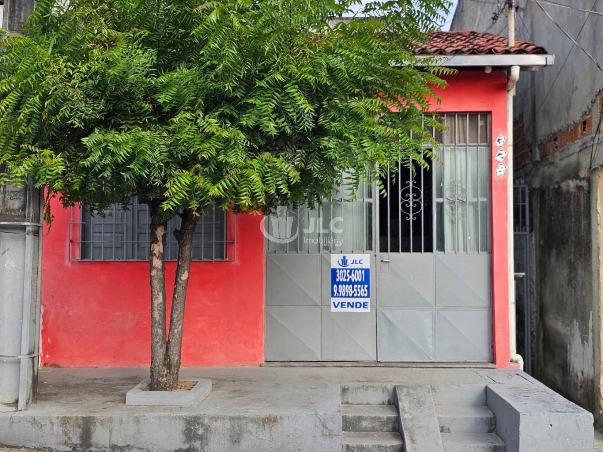 Imóvel com 3 casas no mesmo terreno