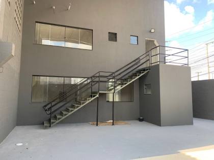 Prédio Comercial a Venda 600m²  em Três Pavimentos Na Avenida Oswaldo Aranha.