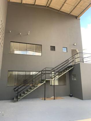 Prédio Comercial a Venda 600m²  em Três Pavimentos Na Avenida Oswaldo Aranha.