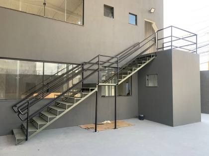 Prédio Comercial a Venda 600m²  em Três Pavimentos Na Avenida Oswaldo Aranha.