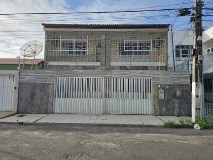 Casa 300m² a Venda com 3/4, 2 suítes, 2 Vagas de Garagem no Bairro Suíssa