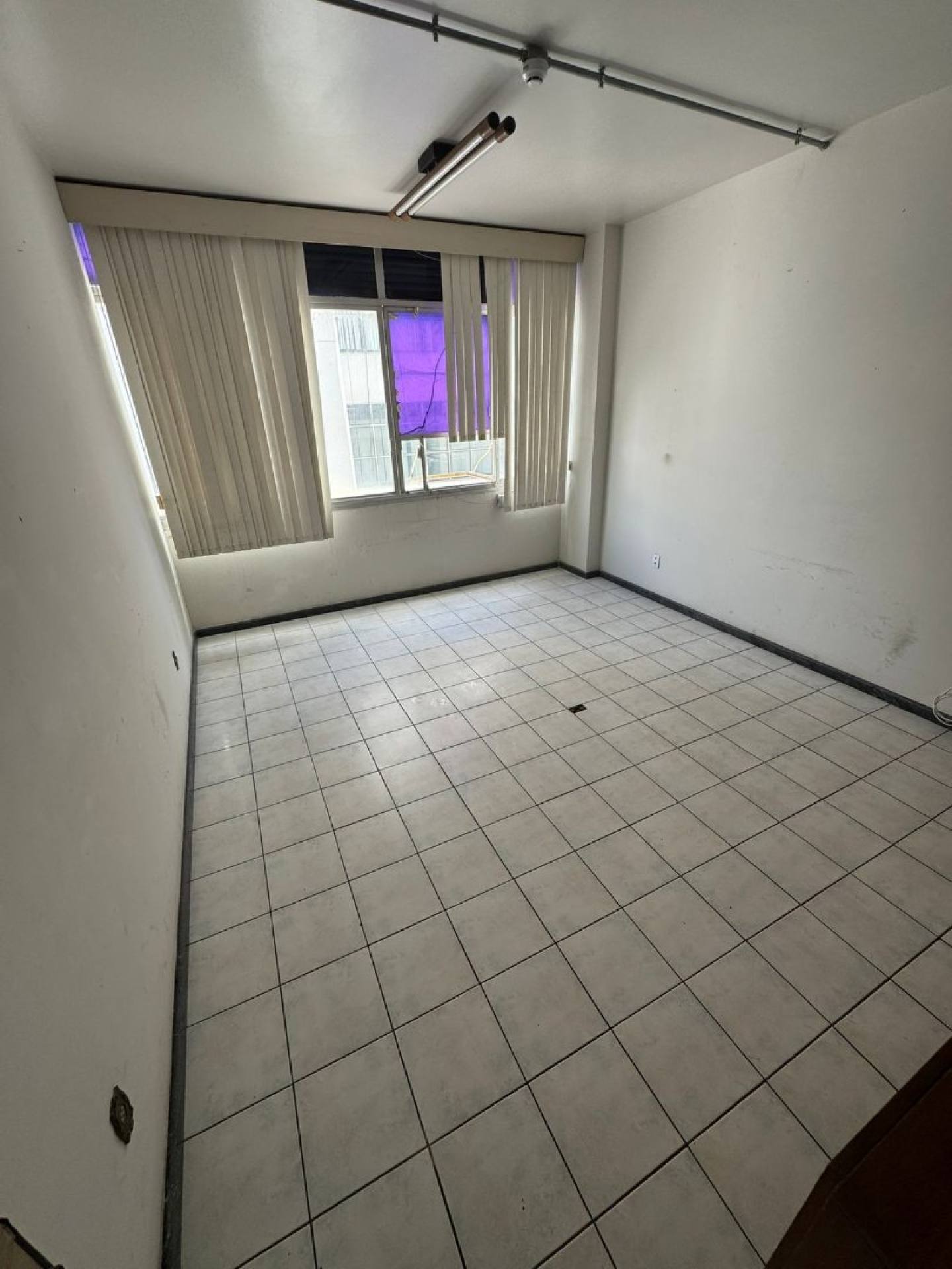 Excelente sala no Edf. Cidade de Aracaju - 27m², banheiro e recepção!