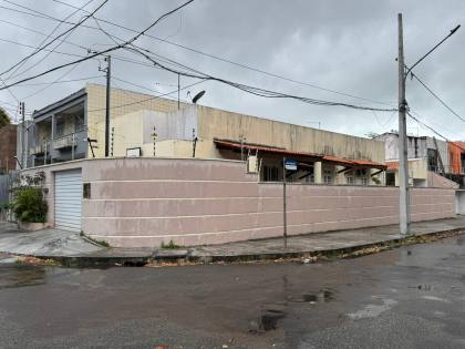 Casa de Esquina à Venda na Farolândia – Espaçosa, Bem Localizada e Pronta para Morar ou Ampliar