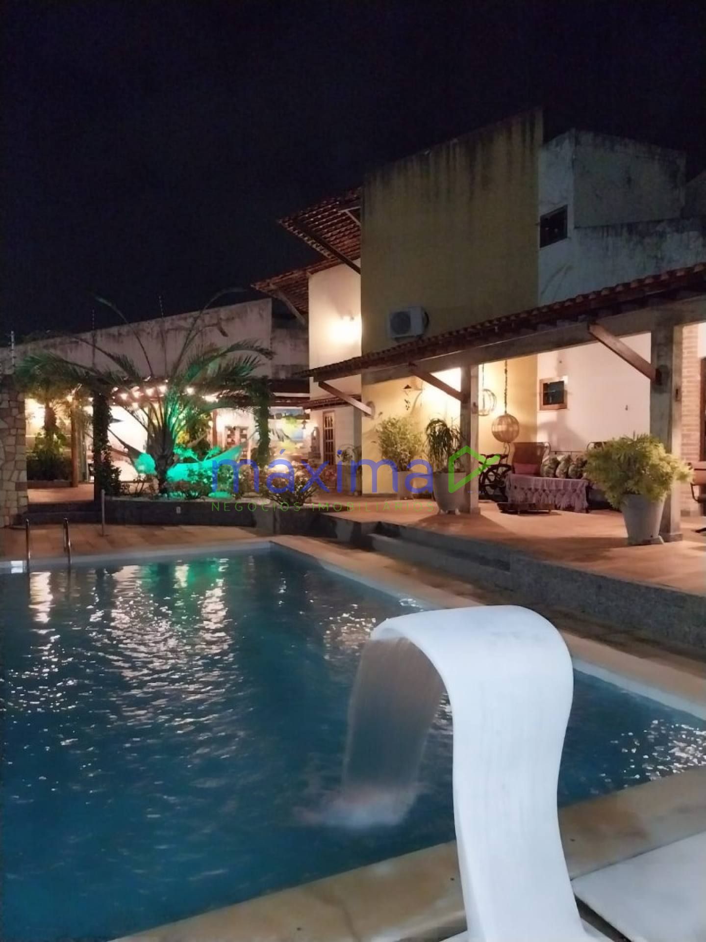 Casa dúplex em rua pública na Farolândia