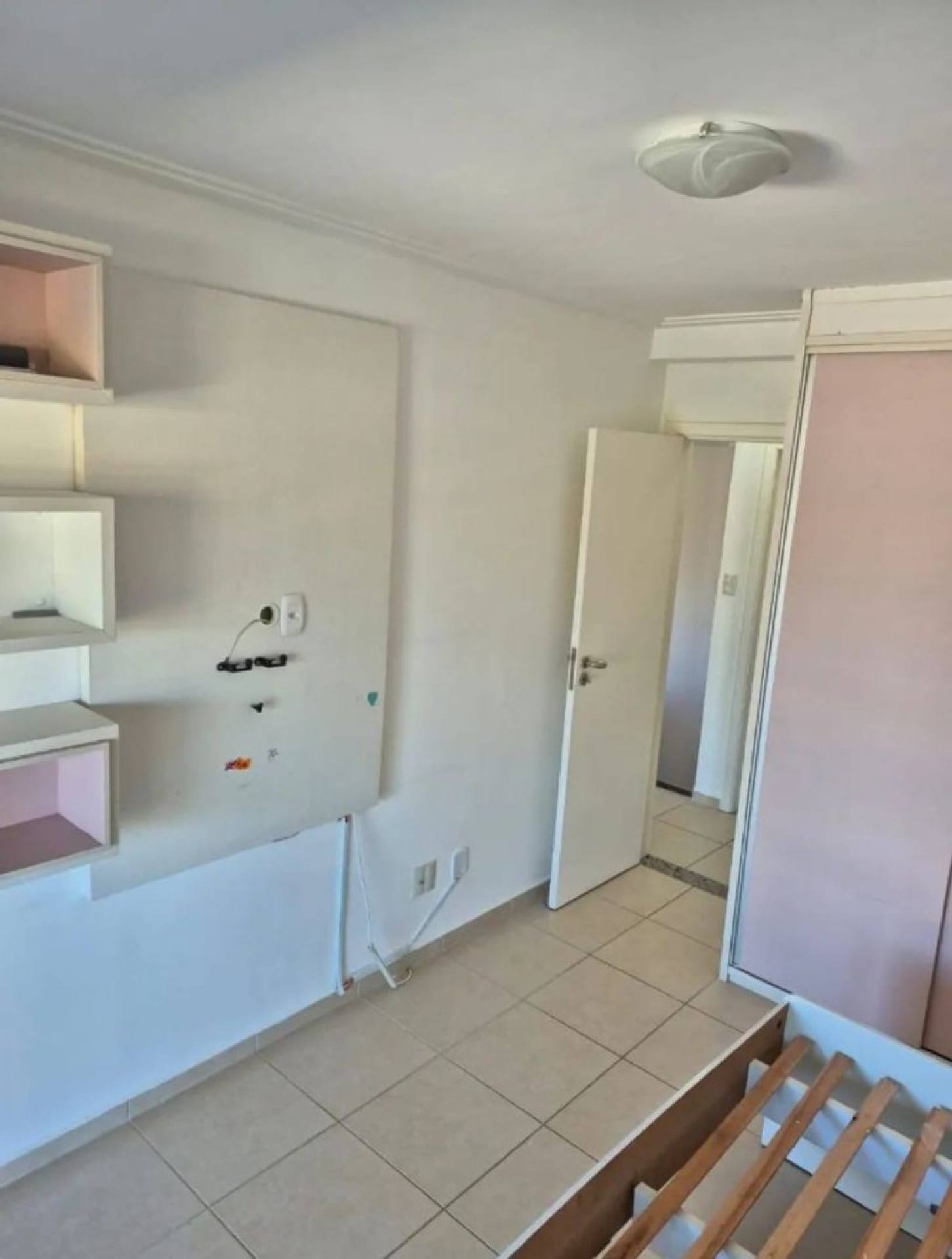 OPORTUNIDADE! CASA EM CONDOMÍNIO, 4/4, EXCELENTE LOCALIZAÇÃO! L.C