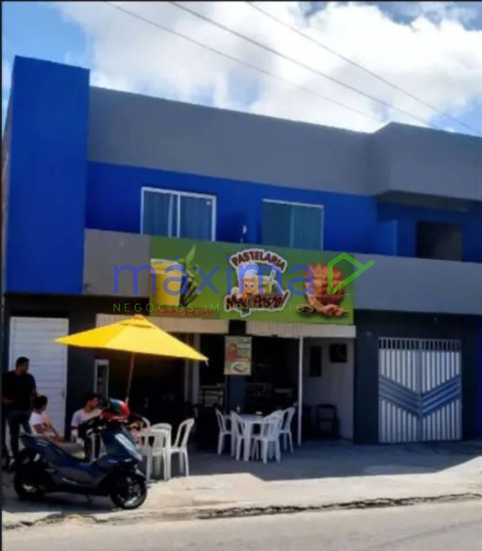 Excelente oportunidade de investimento! Casa 3/4 com suite e prédio comercial na frente