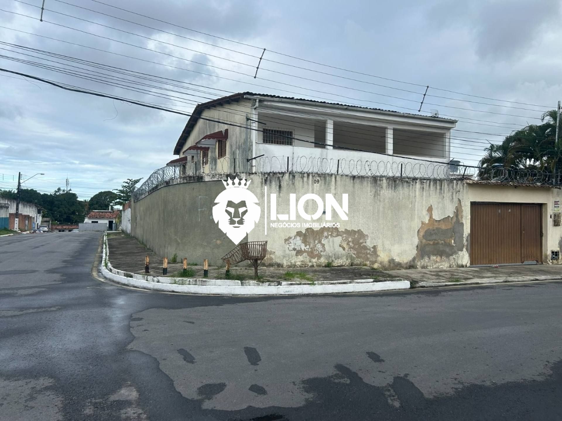 Vendo casa de primeiro andar no Antares!