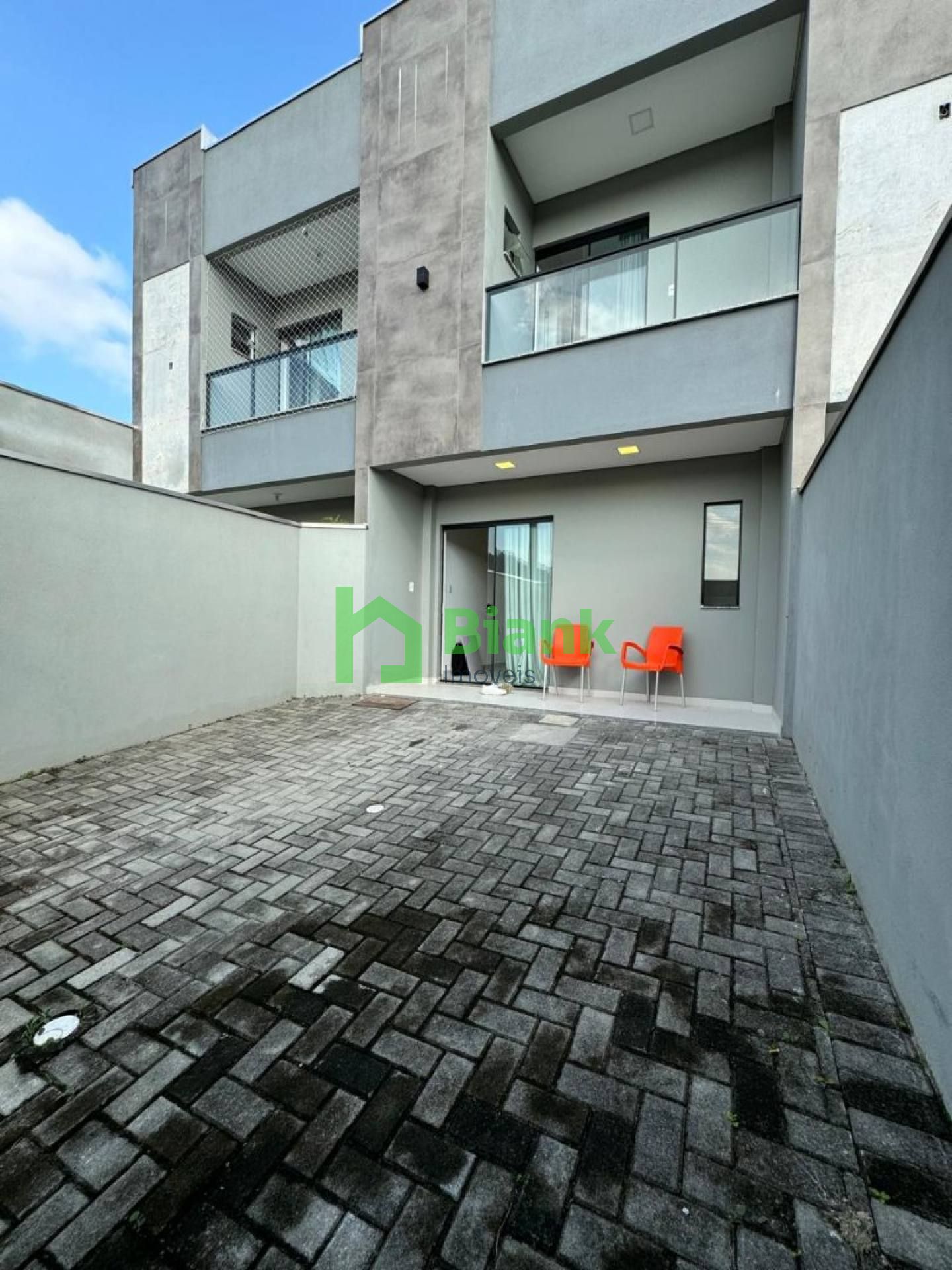 Sobrado 1 Suíte + 2 Quartos - Bairro Rio Pequeno, Camboriú.