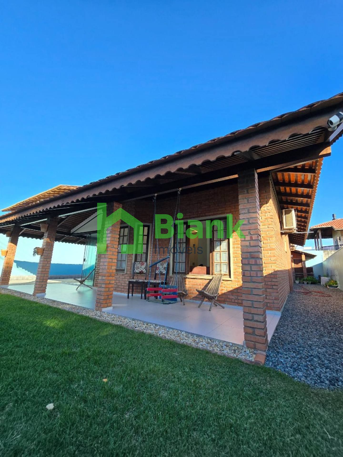 Casa na quadra do mar, pronta para morar!