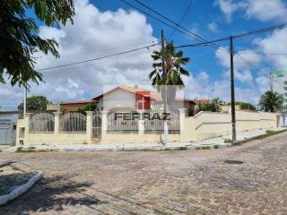 Casa á venda em ponta negra, quatro quartos, suíte, escritório,  duas dependências, piscina, churrasqueira.