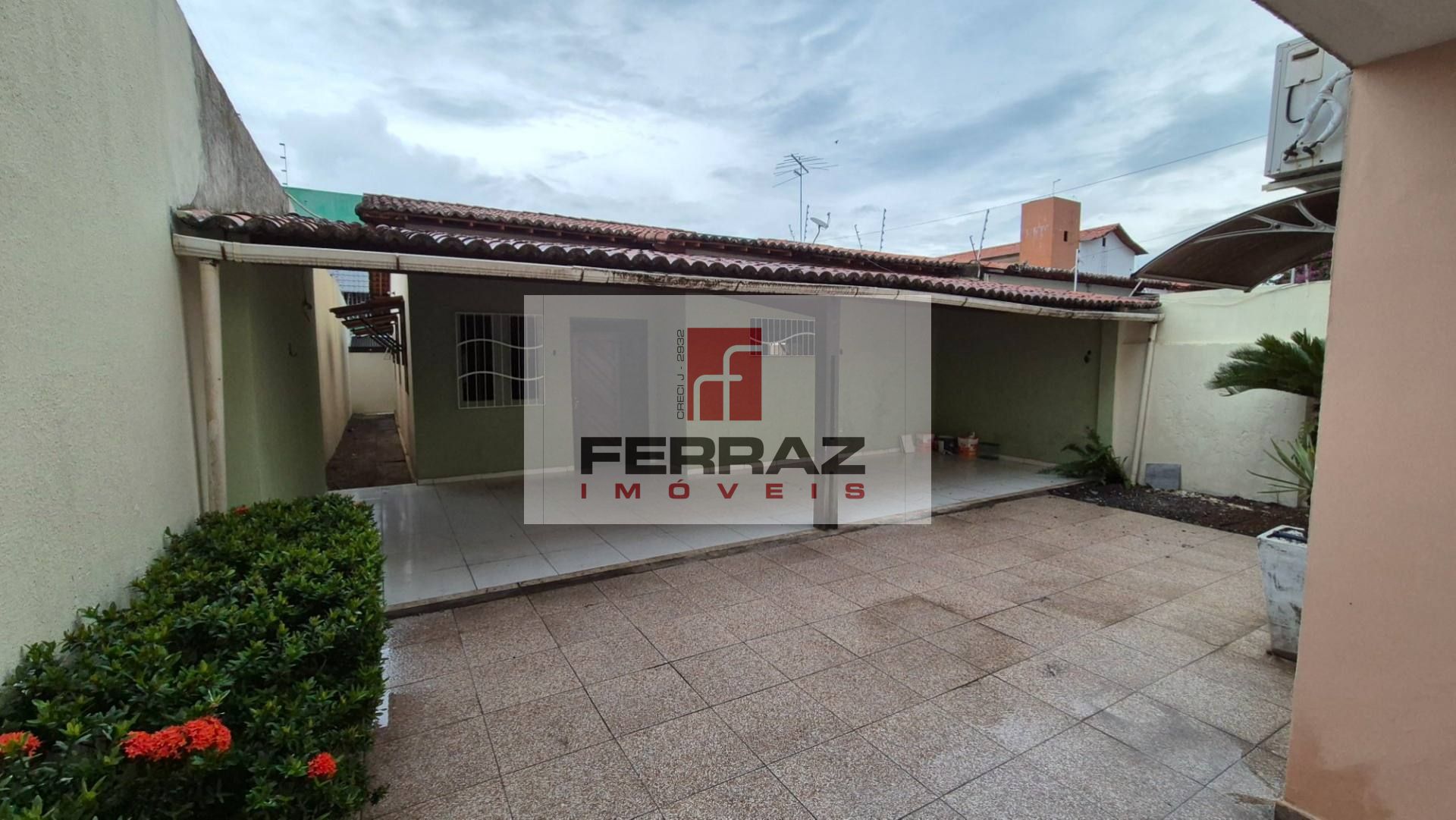 Casa aluguel com três quartos, suíte, semi suíte, lavabo, semi mobiliada