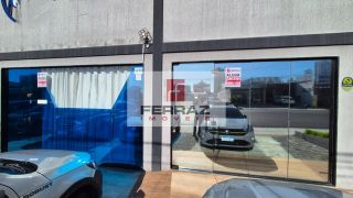 Loja em lagoa nova para locação, com salão principal, fachada em blindex, banheiro privativo, copa/cozinha, escritório.