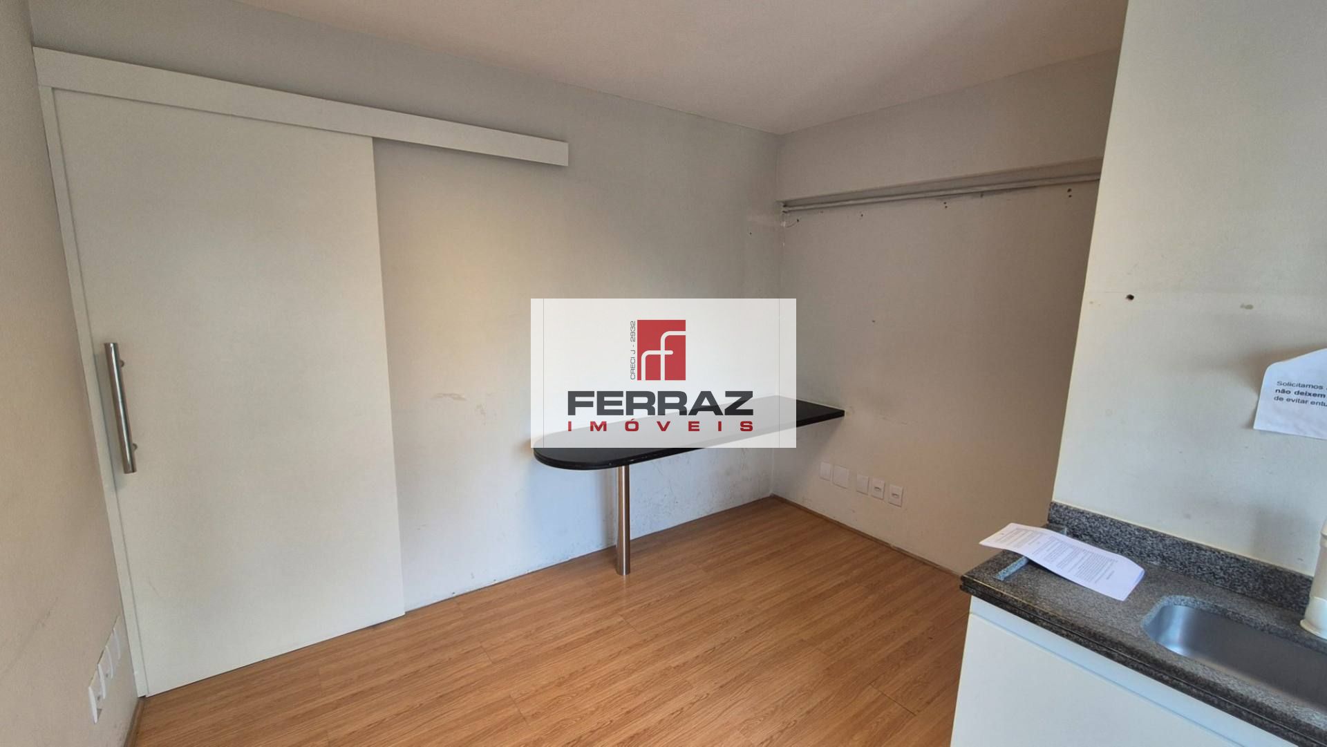 Sala comercial para aluguel no tirol, banheiro privativo, piso laminado, recepção, quatro elevadores, garagem