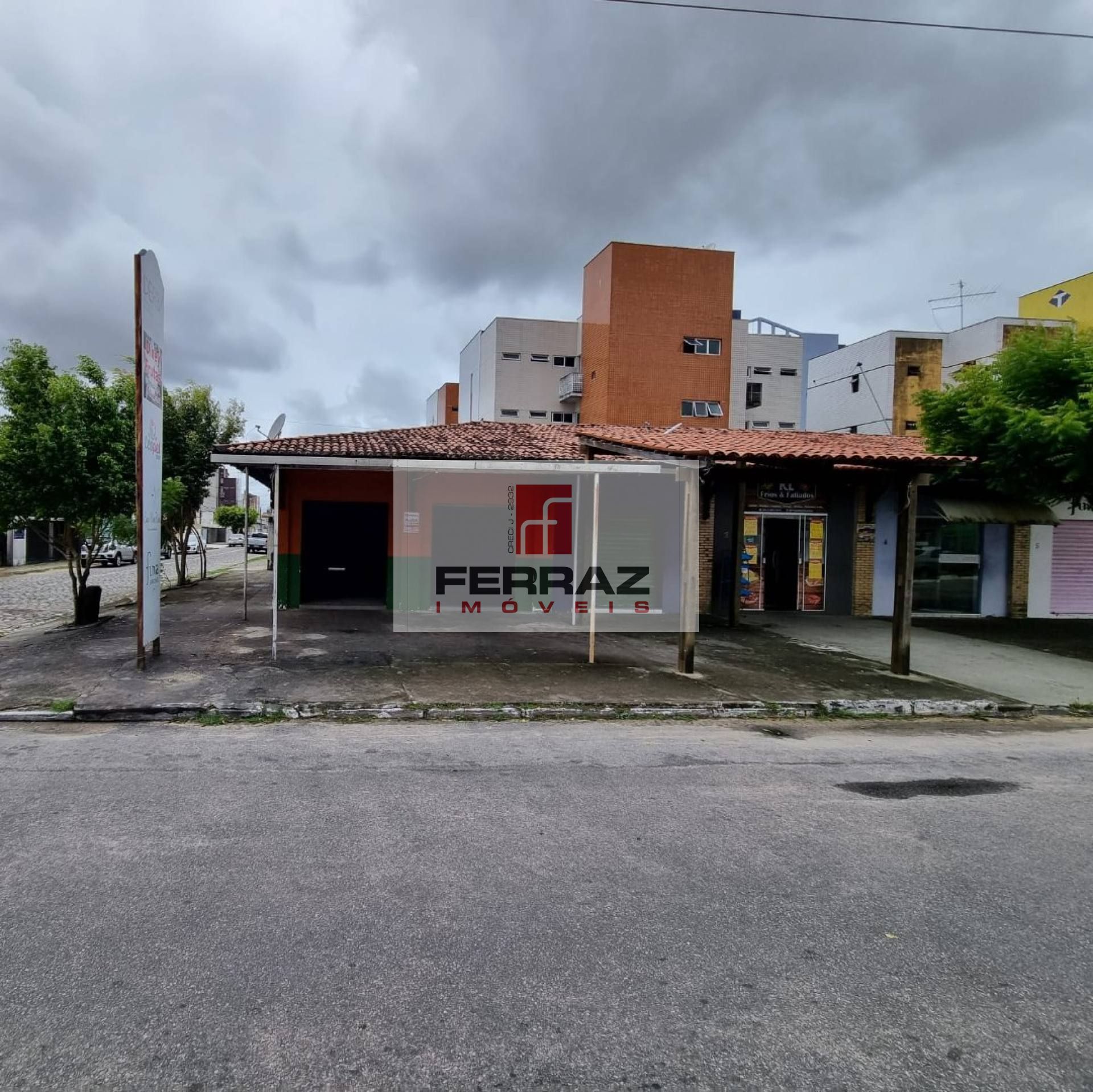 Loja na av. Petra Kelly, Nova Parnamirim, 60m², banheiro privativo, esquina