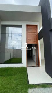 Casa em rua pública no bairro Aruana