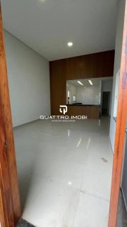 Casa em rua pública no bairro Aruana