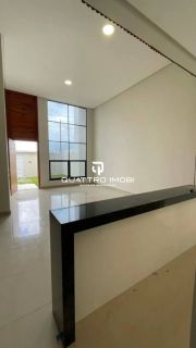 Casa em rua pública no bairro Aruana