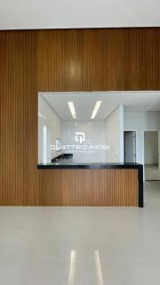 Casa em rua pública no bairro Aruana