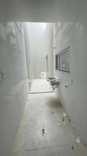 Casa em rua pública no bairro Aruana