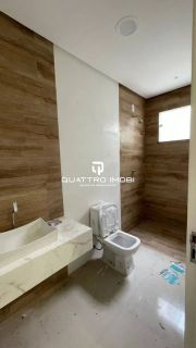 Casa em rua pública no bairro Aruana