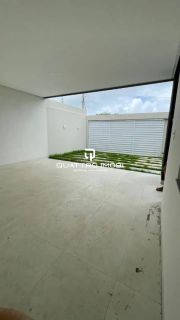 Casa em rua pública no bairro Aruana