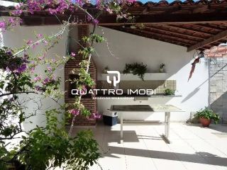 Casa em via pública no bairro Aruana