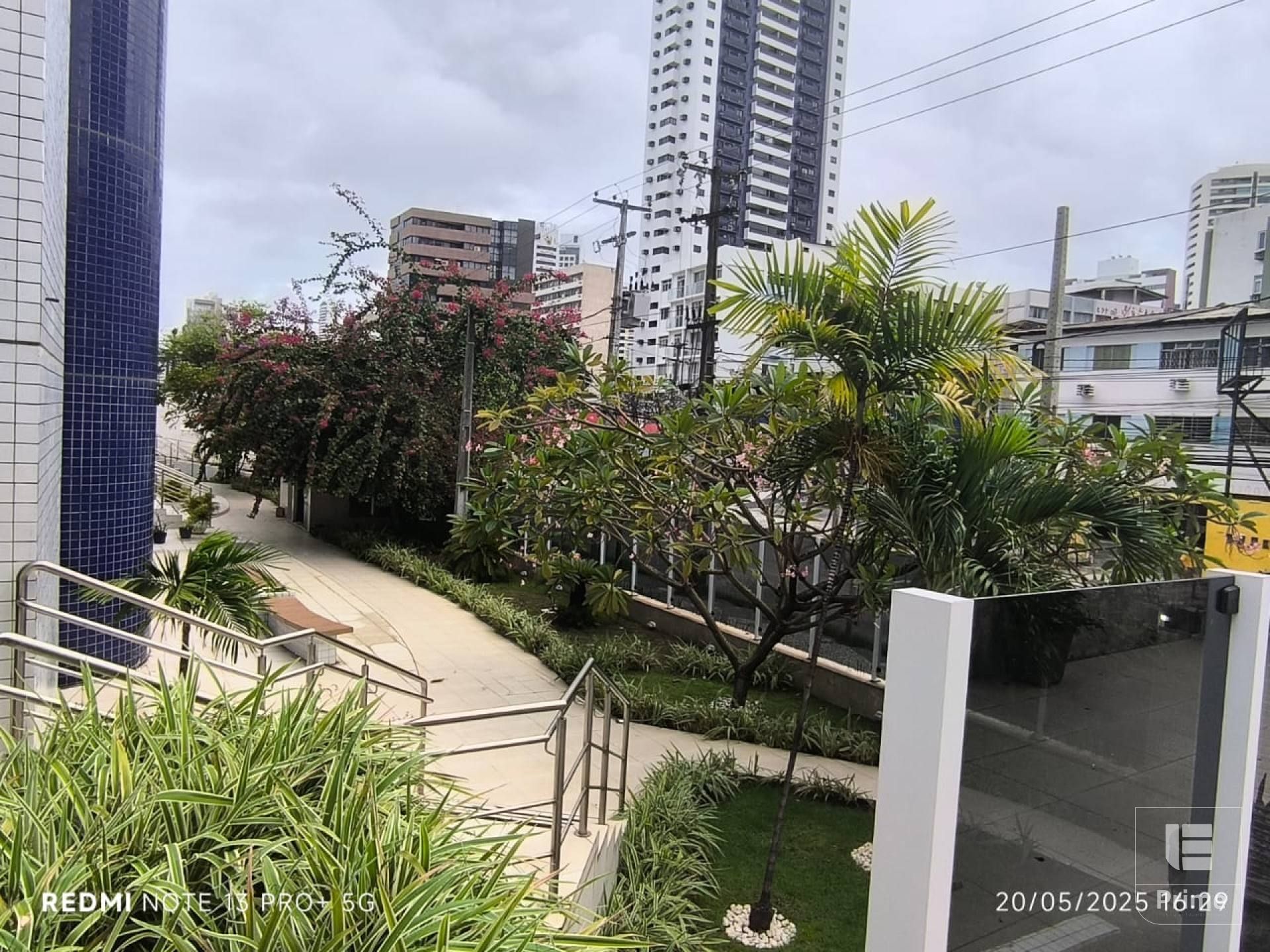 Apartamento Duplex de Cobertura, com 4 quartos, uma suíte, três varandas amplas
