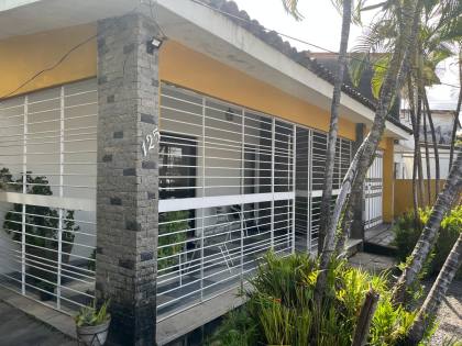 Casa ampla, em exelente estado de conservação, localização excelente, rua ampla e de fácil acesso.