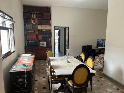 Casa ampla, em exelente estado de conservação, localização excelente, rua ampla e de fácil acesso.