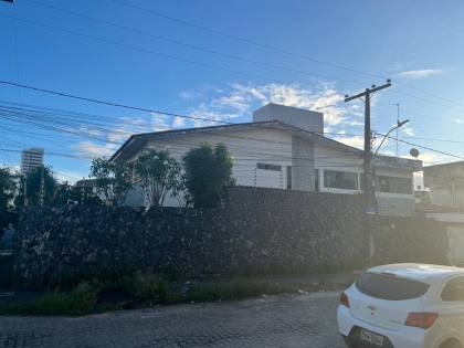 Casa ampla no bairro do Zumbi, 400m² de área costruída, com seis quartos ( dois suites ), três salas e seis banheiros, garagem para três veículos. Excelente localização.