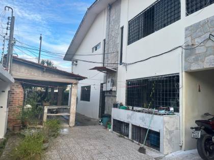 Casa ampla no bairro do Zumbi, 400m² de área costruída, com seis quartos ( dois suites ), três salas e seis banheiros, garagem para três veículos. Excelente localização.
