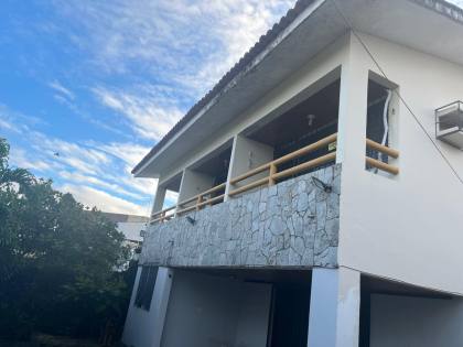 Casa ampla no bairro do Zumbi, 400m² de área costruída, com seis quartos ( dois suites ), três salas e seis banheiros, garagem para três veículos. Excelente localização.