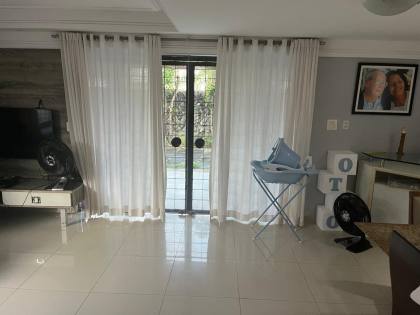 Casa ampla no bairro do Zumbi, 400m² de área costruída, com seis quartos ( dois suites ), três salas e seis banheiros, garagem para três veículos. Excelente localização.