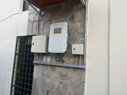 Casa ampla no bairro do Zumbi, 400m² de área costruída, com seis quartos ( dois suites ), três salas e seis banheiros, garagem para três veículos. Excelente localização.