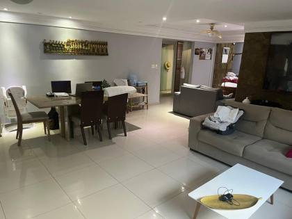 Casa ampla no bairro do Zumbi, 400m² de área costruída, com seis quartos ( dois suites ), três salas e seis banheiros, garagem para três veículos. Excelente localização.