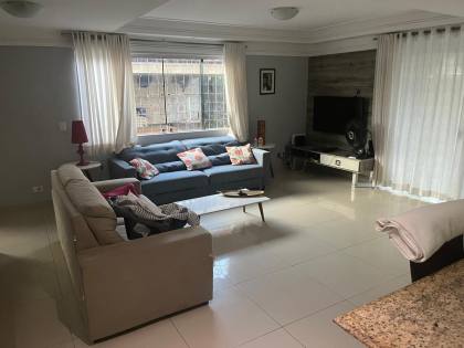 Casa ampla no bairro do Zumbi, 400m² de área costruída, com seis quartos ( dois suites ), três salas e seis banheiros, garagem para três veículos. Excelente localização.