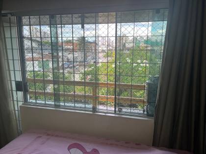 Casa ampla no bairro do Zumbi, 400m² de área costruída, com seis quartos ( dois suites ), três salas e seis banheiros, garagem para três veículos. Excelente localização.