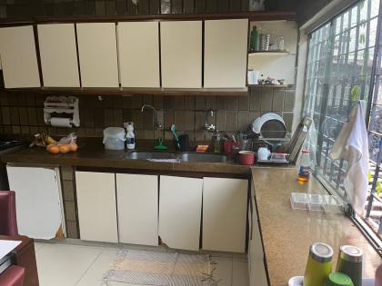 Casa ampla no bairro do Zumbi, 400m² de área costruída, com seis quartos ( dois suites ), três salas e seis banheiros, garagem para três veículos. Excelente localização.