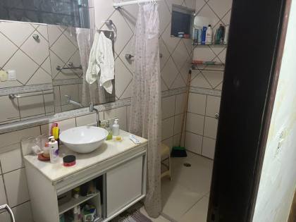 Casa ampla no bairro do Zumbi, 400m² de área costruída, com seis quartos ( dois suites ), três salas e seis banheiros, garagem para três veículos. Excelente localização.